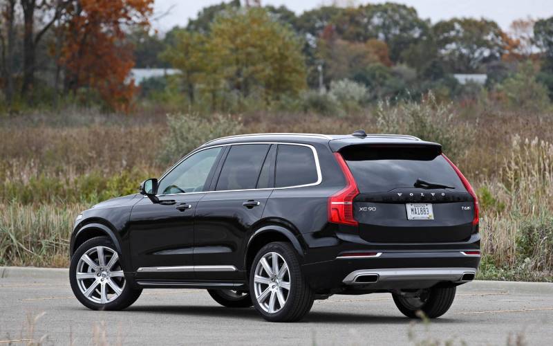 Comparison SsangYong Rexton ELX 2019 vs Volvo XC90 T6 RDesign